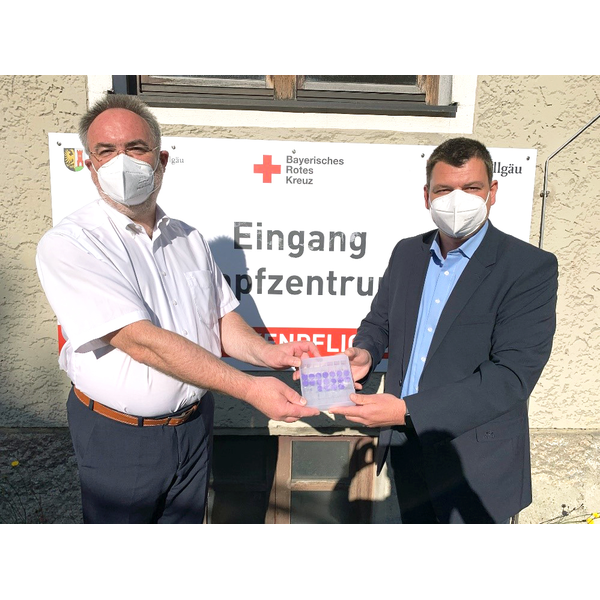 Im Bild: Alexander Schwägerl (Kreisgeschäftsführer BRK Kreisverband Oberallgäu) und Maurizio Kaiser (MAHA Maschinenbau Haldenwang)